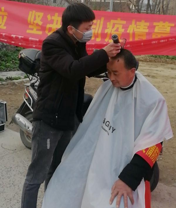 史河街道新时代文明实践站：爱心理发  齐心抗疫