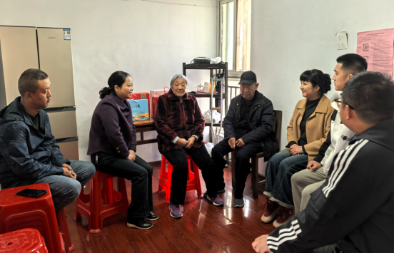 跨越军装的致敬：现役军人爱心资助困难老兵