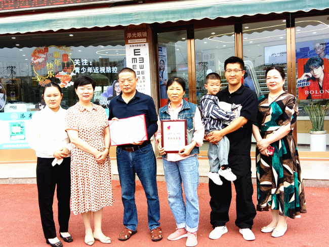 六安叶集姚李镇：文明传承家风 奖匾送给“最美”
